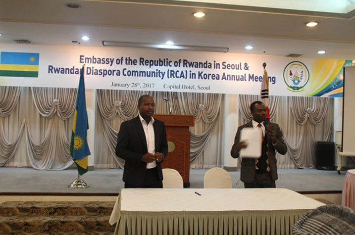 Umuyobozi mushya Ayinebyona Eliab (ibumoso) Sengabira Charmant (iburyo)