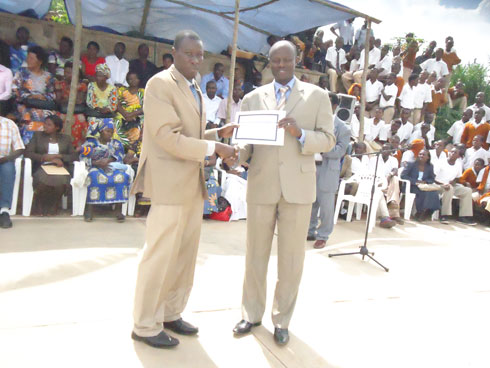 Umuyobozi w'akarere ka Rulindo aha igihembo umwarimu wahize abandi mu kuba indashyikirwa.