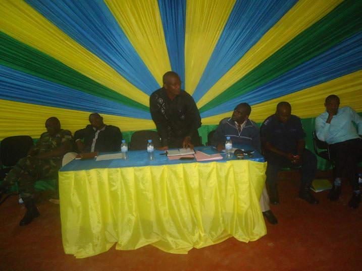 Umuyobozi w'Akarere avuga ko ikibazo cy'abajya gufata indangamuntu i Burundi kigomba guhagurukirwa.