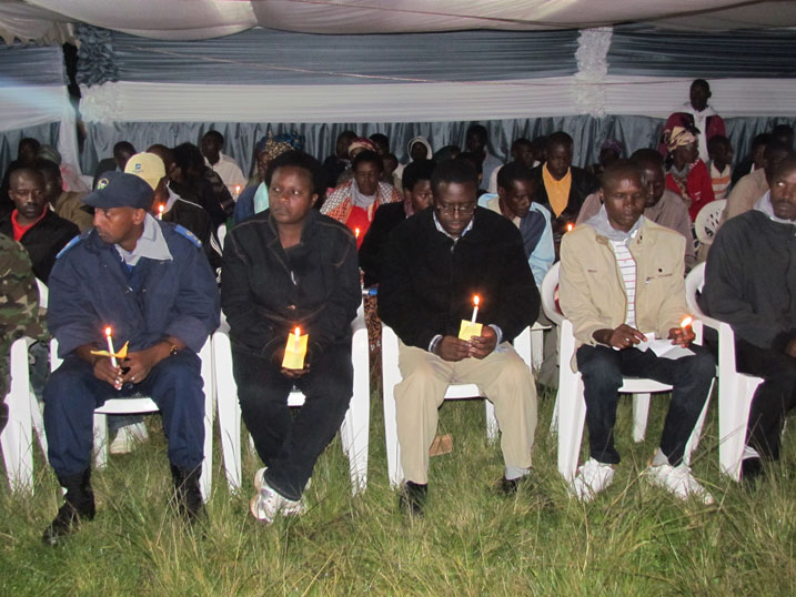 Umuyobozi w'akarere ka Gakenke hamwe n'abamwungirije bombi hamwe n'uhagarariye police mu karere bacanye urumuri rutazima.