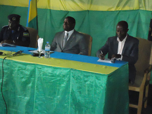 umuyobozi w'akarere ka Rulindo asinya amasezerano y'ubufatanye na Polisi y'igihugu. Hagati ni umuyobozi w'intara y'Amajyaruguru.