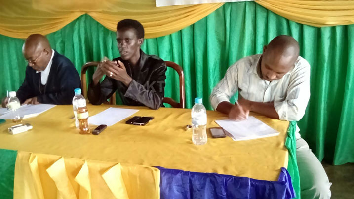 Umuyobozi w'Akarere ka Gicumbi Wungirije ushinzwe Imibereho Myiza y'Abaturage (hagati) avuga ko Bwaki ikomoka ku myumvire mike y'ababyeyi.