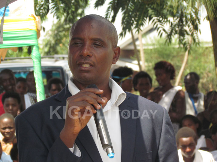 Umuyobozi w'Akarere ka Kayonza, Mugabo John, yizeje abunzi ko imisanzu yabo yo kwivuza igiye kujya yihutishwa.