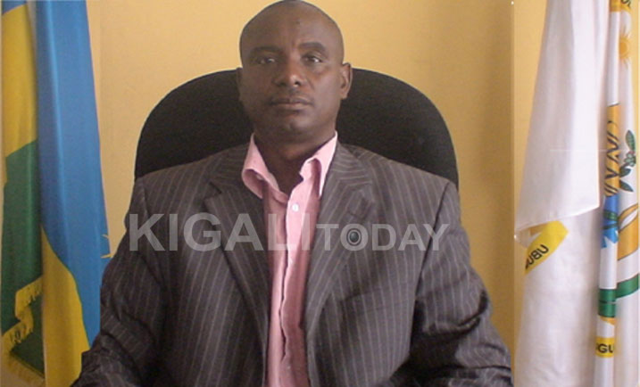 Umuyobozi w'Akarere ka Kayonza, John Mugabo, ariko noneho yiyemeje gukurikirana icyo kibazo cy'abacunda bavuga ko bambuwe kigashakirwa umuti.