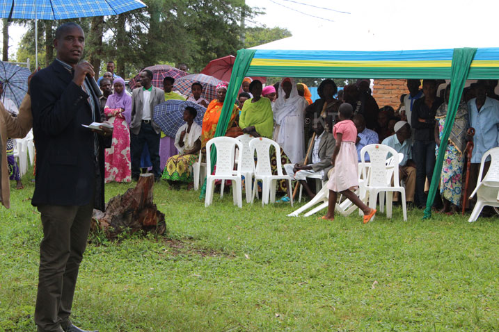 Umuyobozi w'Akarere ka Kayonza, John Mugabo, yabijeje ubuvugizi ku bigo by'imari bibima inguzanyo nyamara banafite ingwate.