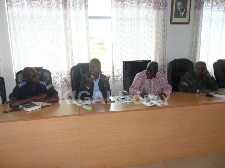 Muzungu (wambaye ikote ry'umukara) yavuze ko n'abayobozi babigizemo umwete muke ntibegera abaturage ngo babakangurire kwishyura.