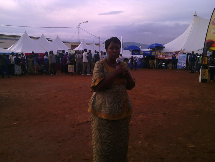 Umuyobozi w'akarere ka Muhanga anenga abadatanga serivisi nziza mu imurikagurisha. 