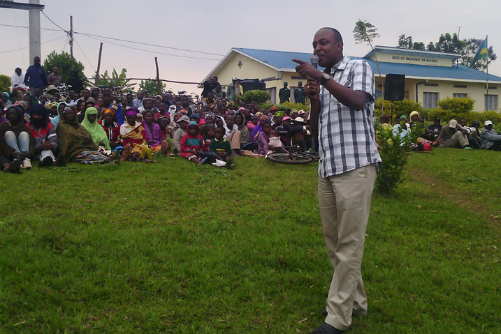 Murenzi aburira abaganga batakira neza abivuriza muri Mitiweri ko ibihano bibategereje.