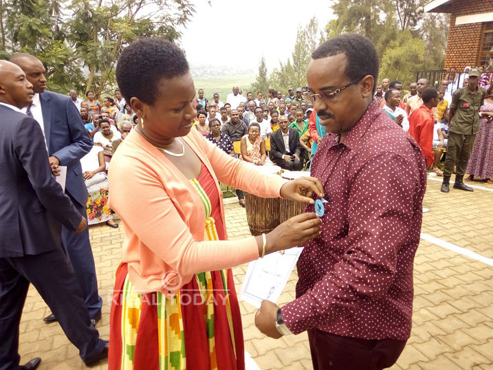 Umuyobozi w'akarere ka Nyarugenge yambika umudari w'ishimw Bishop Nzeyimana