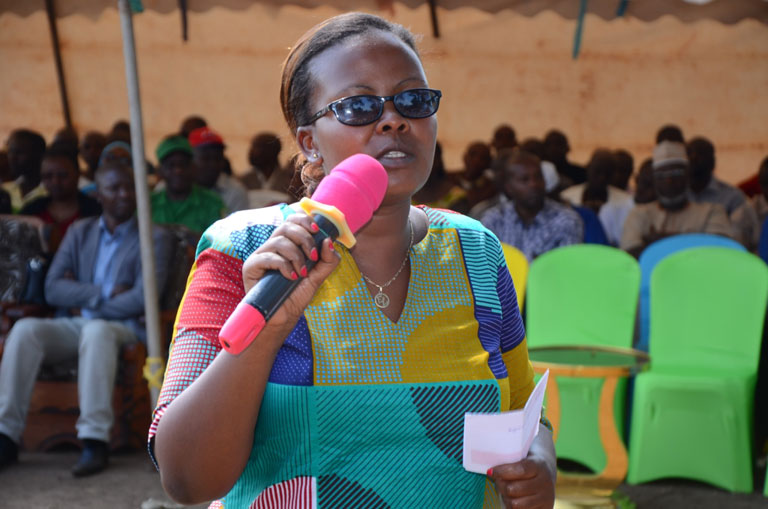 Kankindi Leoncie uyobora Akarere ka Rusizi by'agateganyo avuga ko bakeka ko hari abaturage babyihishe inyuma 