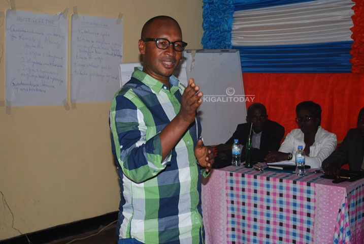 Muhizi Aimable, umuyobozi w'akarere ushinzwe ubukungu atangiza ayo mahugurwa.