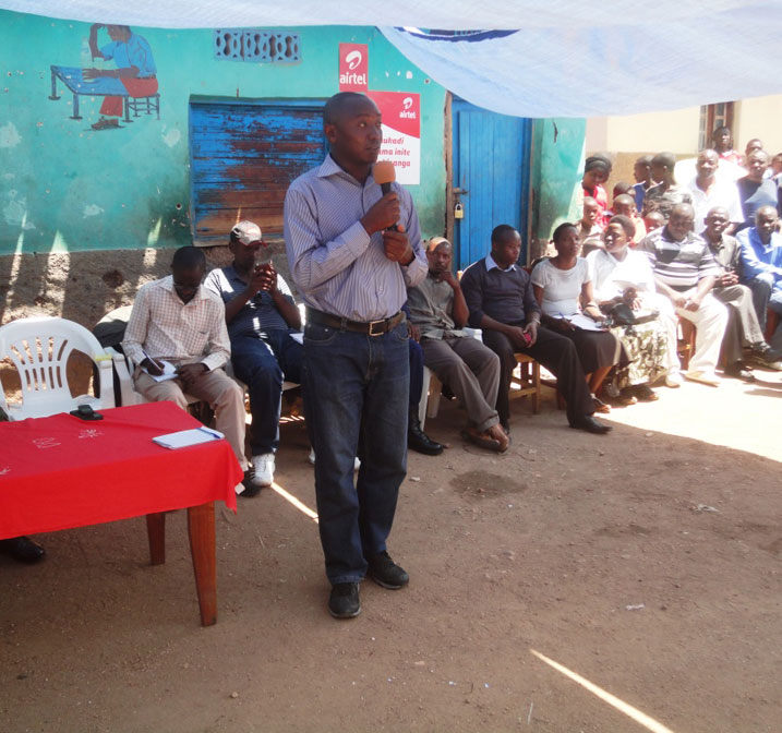 Nsanzimfura asaba abaturage kubanza kwishyira hamwe ngo babone kuroba mu kiyaga cya Kivu.