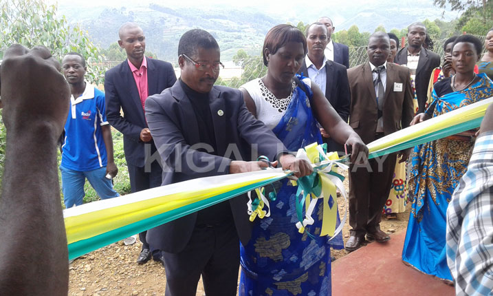 Umuyobozi w'Akarere ka Nyamasheke Wungirije ushinzwe Ubukungu, Bahizi Charles, afungura ku mugaragaro iyi nyubako yasabye abacunga iyi Sacco kuba maso kugira ngo ikomeze itere imbere.