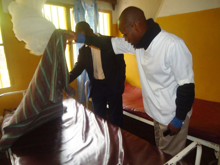 Umuyobozi w'akarere yanenze isuku yasanze ku bitanda abarwayi bararaho.