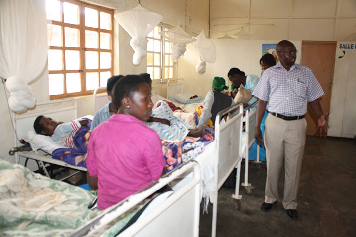 Dr Ahishakiye (uhagaze) avuga ko iki kibazo kibahangayikishije ariko ko bitwararika bakita ku barwayi.