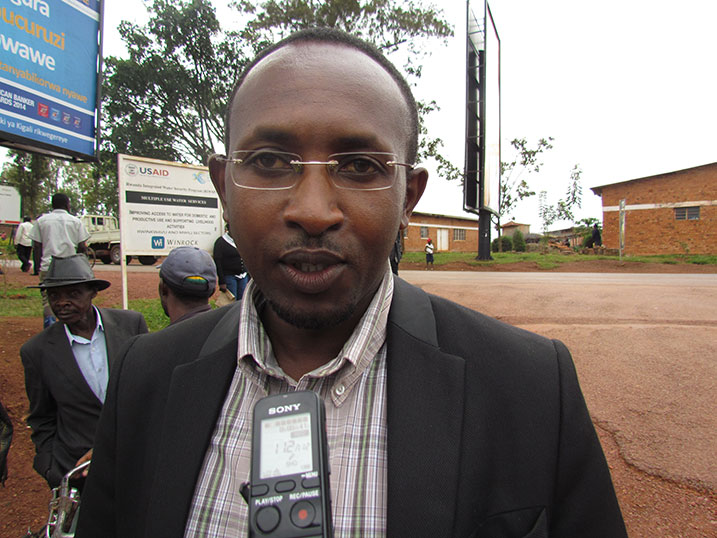 Umuyobozi w'ibitaro bya Rwinkavu avuga ko hari imbangukiragutabara itagikora yangijwe n'uwo muhanda.