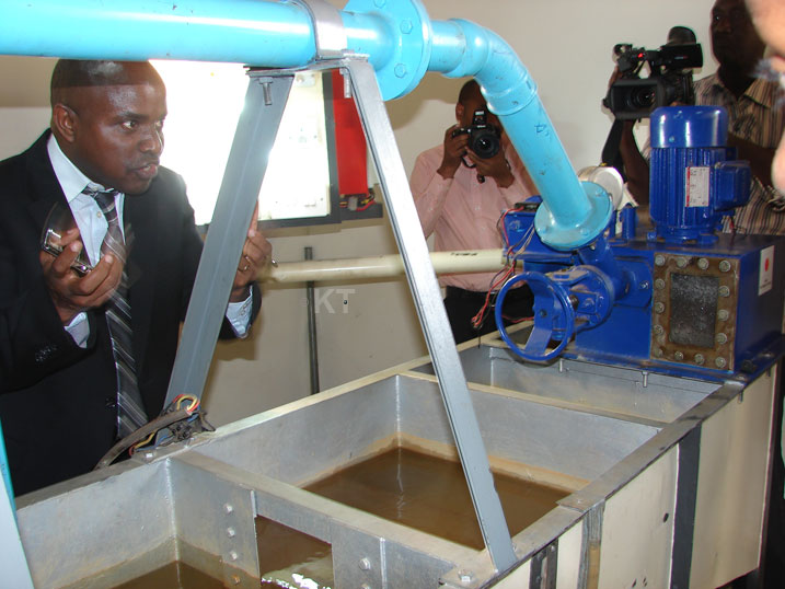 Umuyobozi wa TCT. Eng Pascal Gatabazi, asobanura umushinga wabo wo kubyaza amazi mwo amashanyarazi.