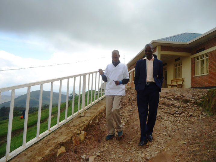 Umuyobozi w'akarere yatemberejwe ikigo nderabuzima yerekwa imbogamizi ziterwa no kuba ari gito.