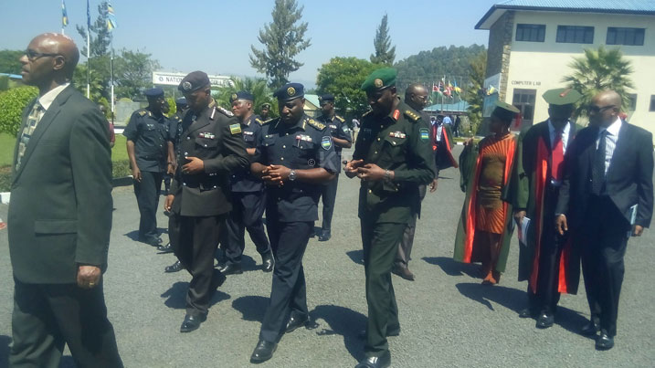 Abayobozi bakuru ba Polisi n'ab'Ingabo z'u Rwanda mu mahango gusoza amasoma yo gukumira ibyaha yahawe abapolisi bakuru bo mu bihugu bitandukanye by'Afurika harimo n'u Rwanda.