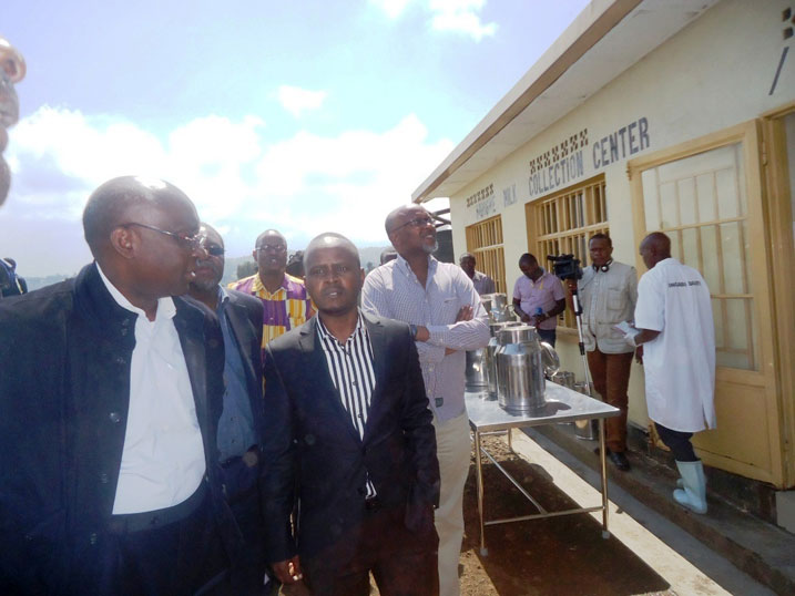 Umuyobozi wa Banki Nyafurika y'iterambere Dr Donald Kaberuka yasuye ikiusanyirizo ry'amata rya Bigogwe.