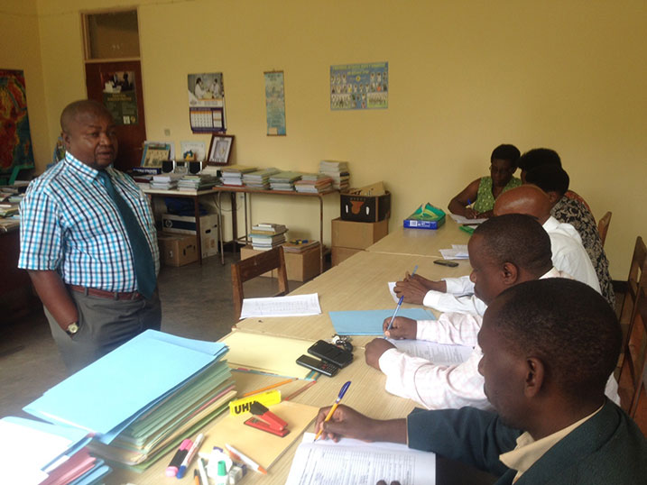 Umuyobozi wa APE Rugunga asobanurira ikipe ngenzuzi imikorere y