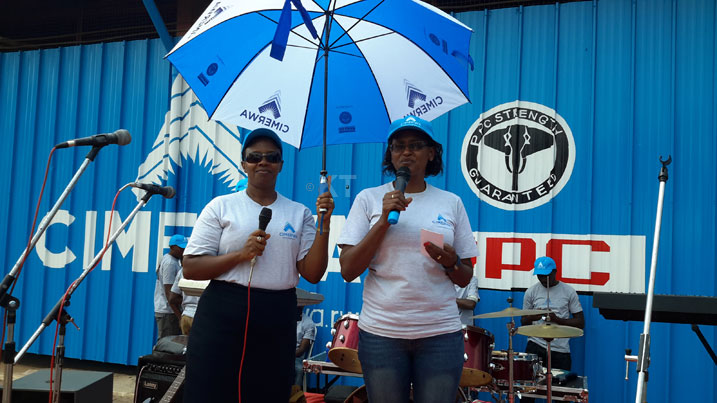 Umuyobozi wa CIMERWA/PPC-Rwanda, Mme Busisiwe(iburyo), atangaza ko isima y'u Rwanda igiye noneho kuboneka.