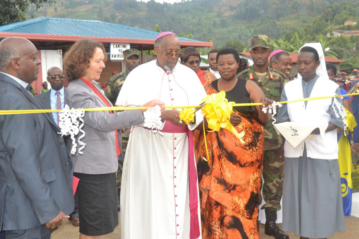 Musenyeri Habiyambere n'abandi bayobozi bataha ku mugaragaro inyubako z'ikigo nderabuzima cya Nyundo.