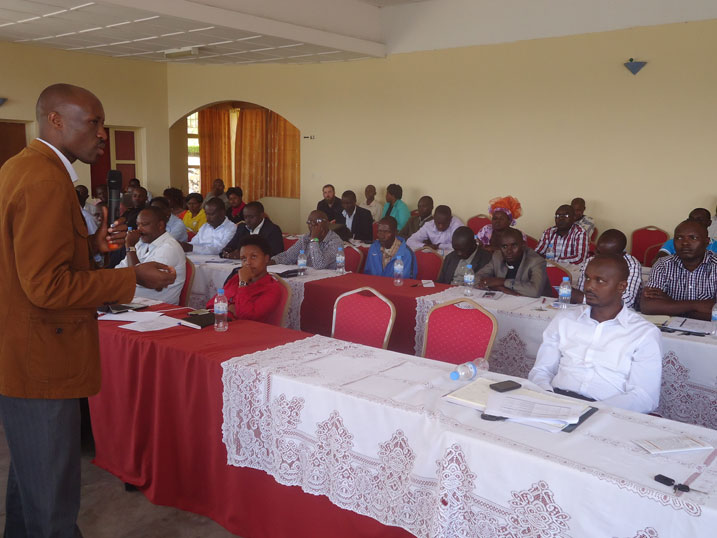 Umuyobozi wa JAF y'Akarere ka Karongi, Musoni Eduard, asaba abafatanyabikorwa kugeza ibikorwa byabo no mu mirenge idakora kuri kaburimbo.