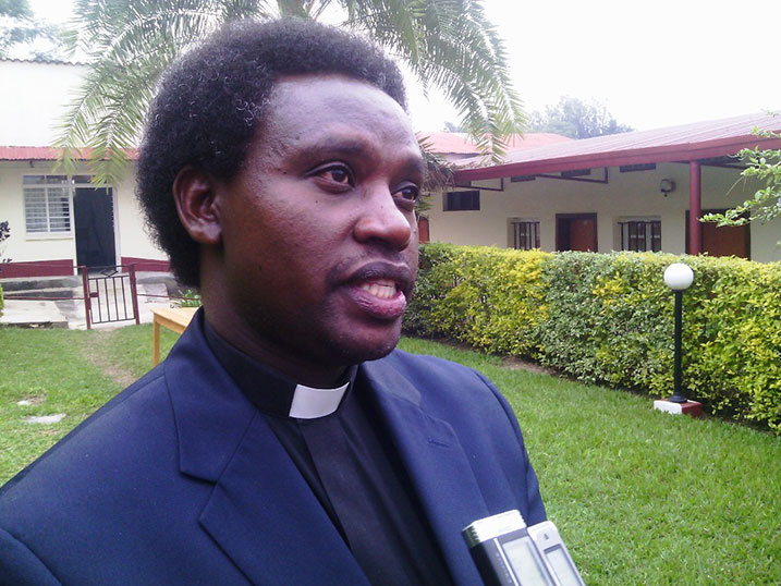 Padiri Kagabo avuga ko bagiye guhugura banyamakuru batabyigiye kugira ngo batayobya abagenerwa amakuru.