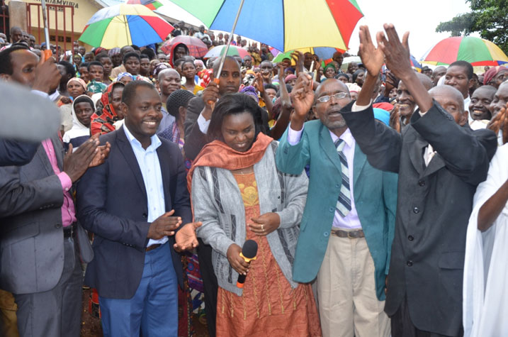 Byari ibyishimo byinshi Umuyobozi wa Koperative Umucyo, Habyarimana Joseph, ashyikirizwa ibyangombwa by'imodoka.