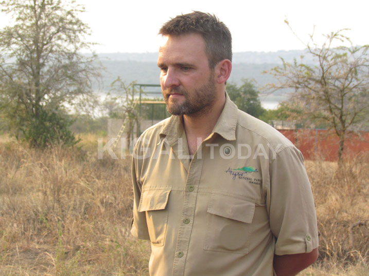 Umuyobozi wa Periki y'Akagera, Jes Gruner, avuga ko bo bafite inshingano zo kurinda inyamaswa ziri imbere muri pariki agasaba abaturage ahubwo kujya bataha kare ngo iziri hanze y'uruzitiro zitazabahohotera.