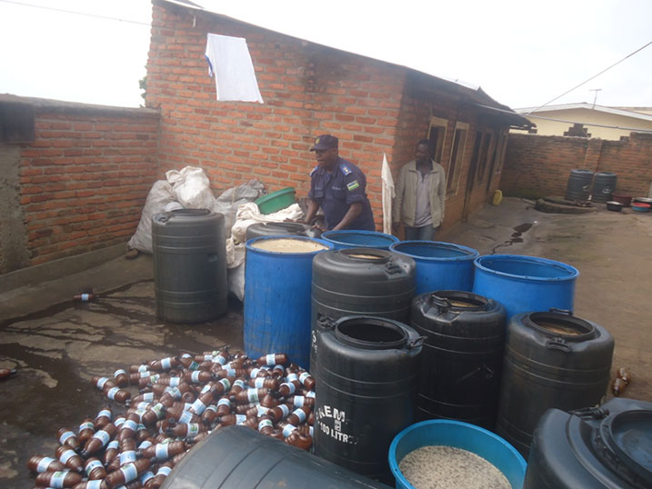 Umuyobozi wa Polisi atanga urugero rwo kubimena.