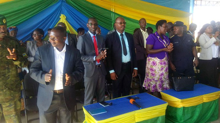 Umuyobozi w'Akarere ka Rulindo n'uw'aka Rulindo wambaye karuvati y'umutuku basuye abaturage ba Musambira.