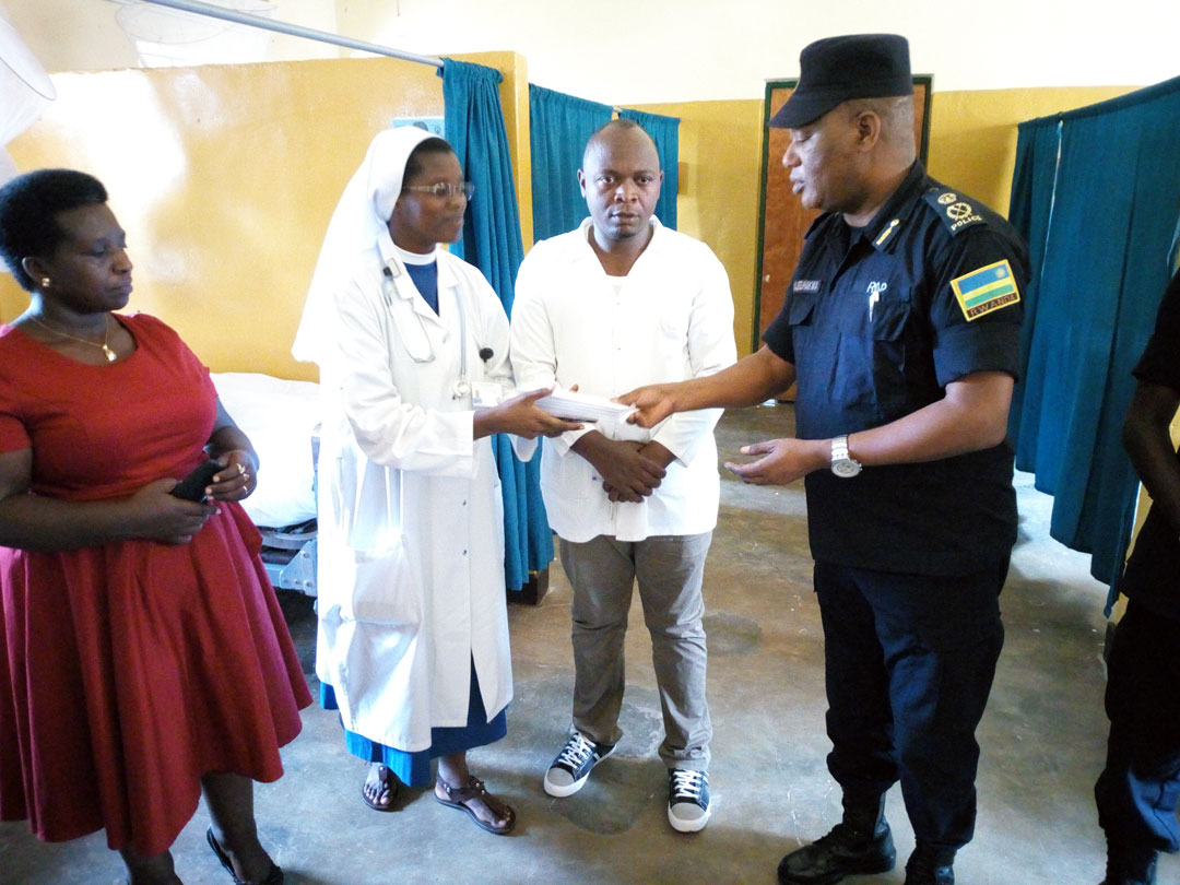 Polisi yanashyikirije ubuyobozi bw'ibitaro bya Kabgayi ibihumbi 500Frw byagabanyijwe abantu barindwi bakoze impanuka