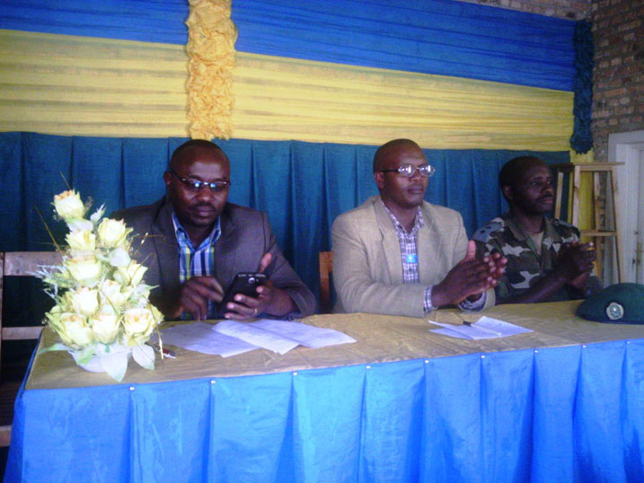 Umuyobozi wungirije w'Akarere ka Muhanga ushinzwe ubukungu (hagati) agaya intore zititabira ibikorwa bya Leta kandi zarabihigiye ubwo zatozwaga.