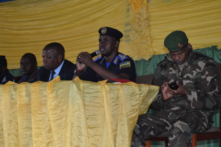 Umuyobozi wungirije wa Polisi y'igihugu DIGP Dan Munyuza yatangaga inama zo kwirinda impanuka.