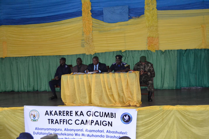 Abayobozi batandukanye bitabiriye gutangiza icyumweru cyo kurwanya impanuka mu muhanda mu karere ka Gicumbi.