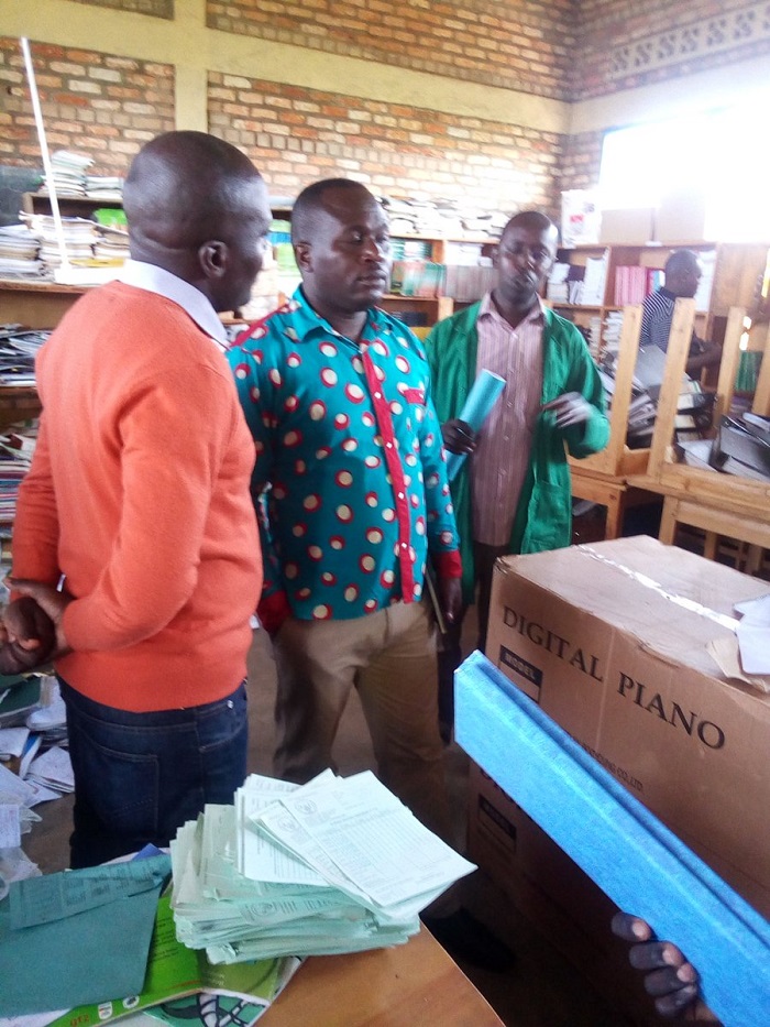 Umuyobozi Mukuru wa REB, Dr. Ndayambaje Irénée yasabye abanyeshuri n'abarezi bo kuri G. S Saint Kizito Gikongoro kuzajya bubahiriza igihe