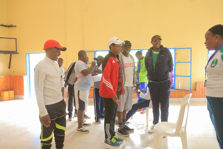 Umuyobozi w'Akarere ka Nyarugenge (uhagaze ku munzani) na we yisuzumishije indwara zitandura