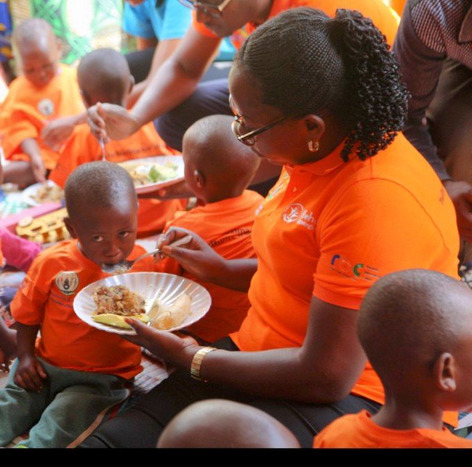 Umuyobozi w'Akarere ka Burera, Mukamana Soline agaburira abana