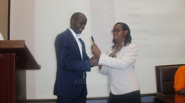 Umuyobozi w'Akarere ka Gisagara ahabwa igihembo kubera ko akarere ayoboye kabaye aka mbere mu gihugu mu kurwanya ruswa 