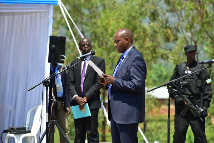 Umuyobozi w'Akarere ka Karongi, Ndayisaba Francois, yavugaga ijambo.