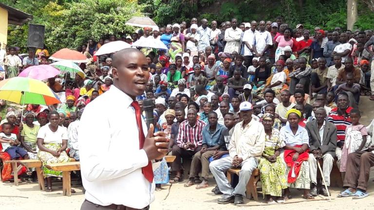 Umuyobozi w'Akarere ka Rubavu avuga ko abo mu muryango wa Sebarabenga bagomba kuva mu butaka bwa bandi bitarenze Mutarama 2017 