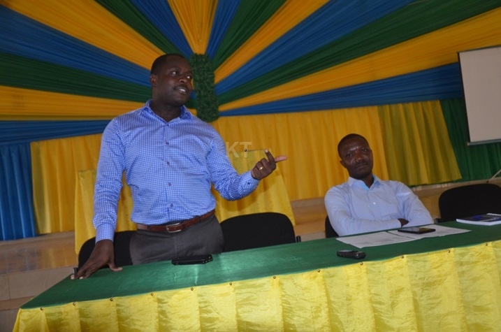 Umuyobozi w'akarere ka Rusizi avuga ko urubyiruko rutegerwa.