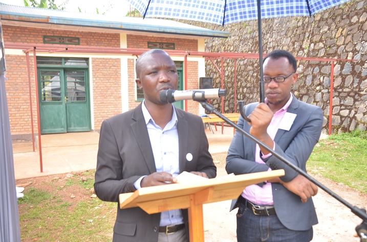 Umuyobozi w'akarere ka Rusizi wungirije ushinzwe imibereho myiza y'abaturage, Nsigaye Emmanuel, avuga ko bagomba kurwanya abapfobya Jenoside