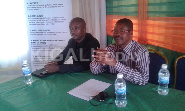 Umuyobozi w'akarere (Iburyo) n'umuyobozi w'urugaga rw'abikorera bavuze ko nibashyira hamwe bazagera kuri byinshi.