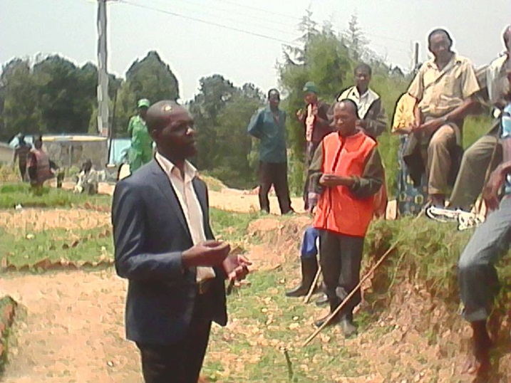 Umuyobozi w'akarere yasabye abaturage bahawe inka kuzifata neza kandi bakazitiurira abaturanyi.