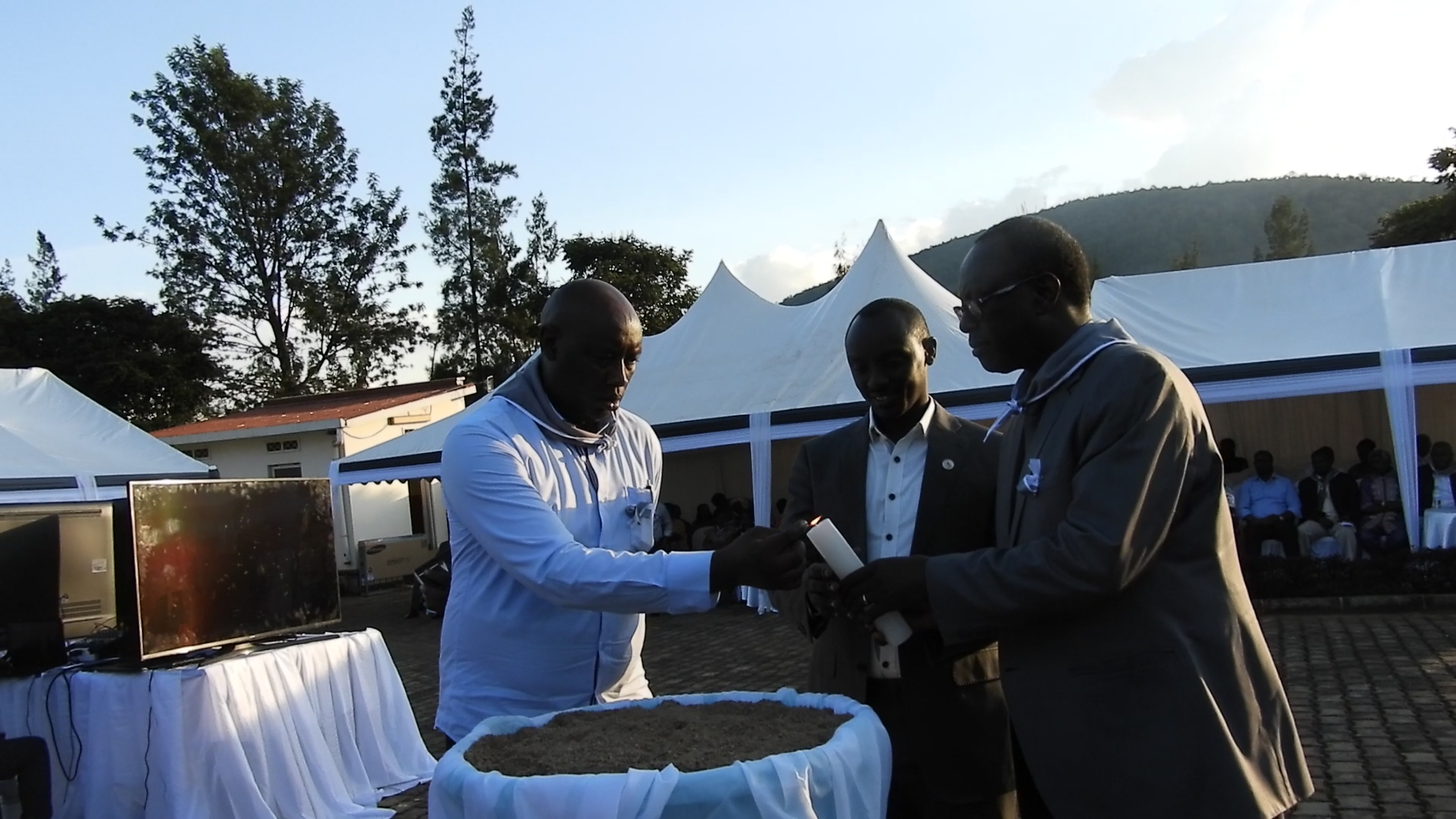 Umuyobozi w'ibitaro bya CHUK, Dr Theobald Hategekimana acana urumuri rw'ikizere mu muhango wo kwibuka