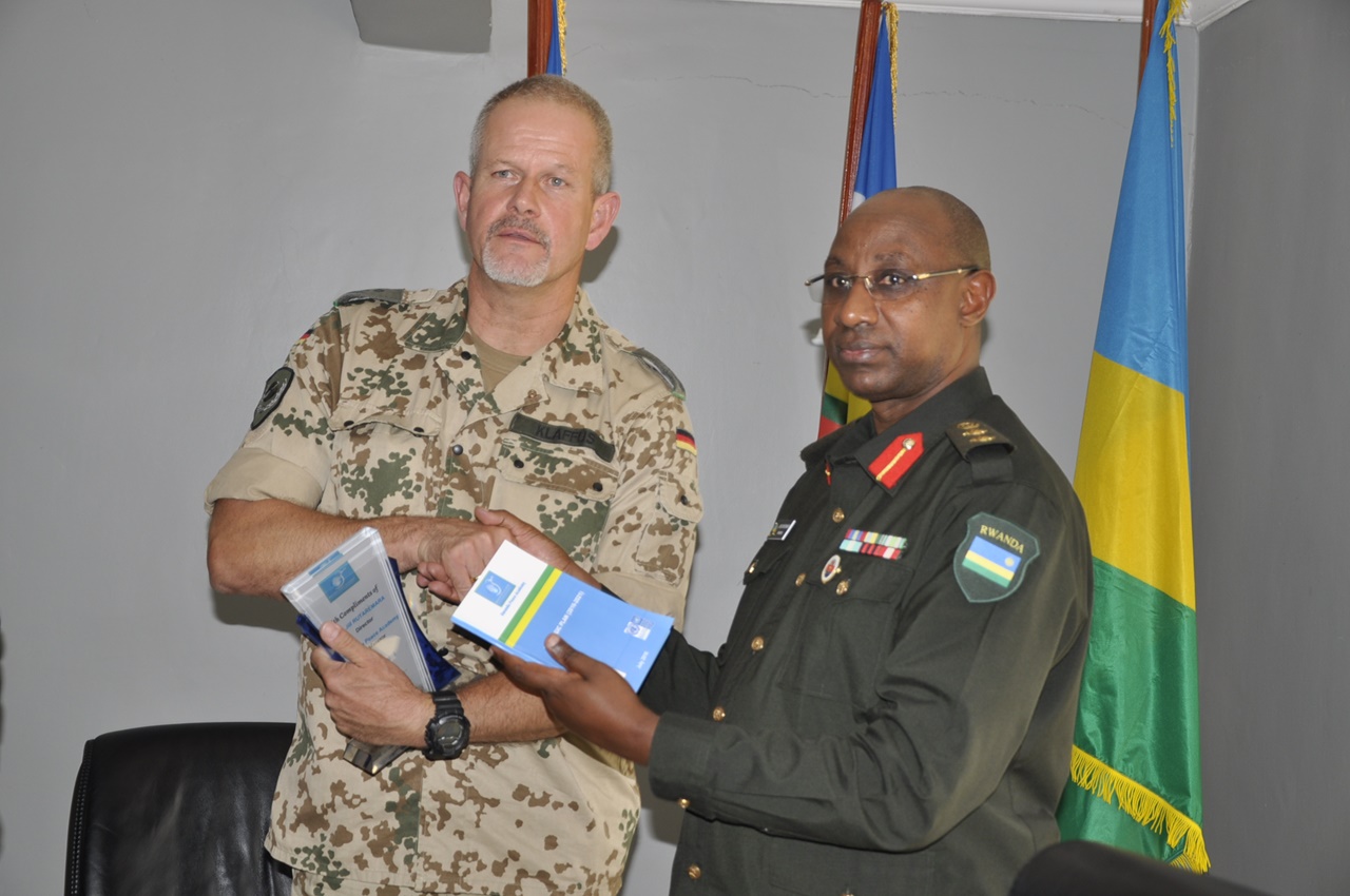 Col Werner Klaffus ashyikirizanya impano na Col Jil Rutaremara