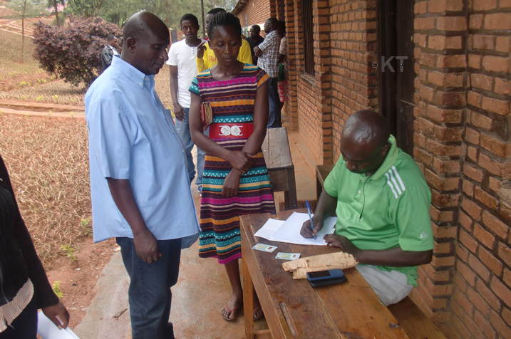 Umuyobozi w'Umudugudu yandika urupapuro rufasha ushaka gutora wibuze kuri lisiti